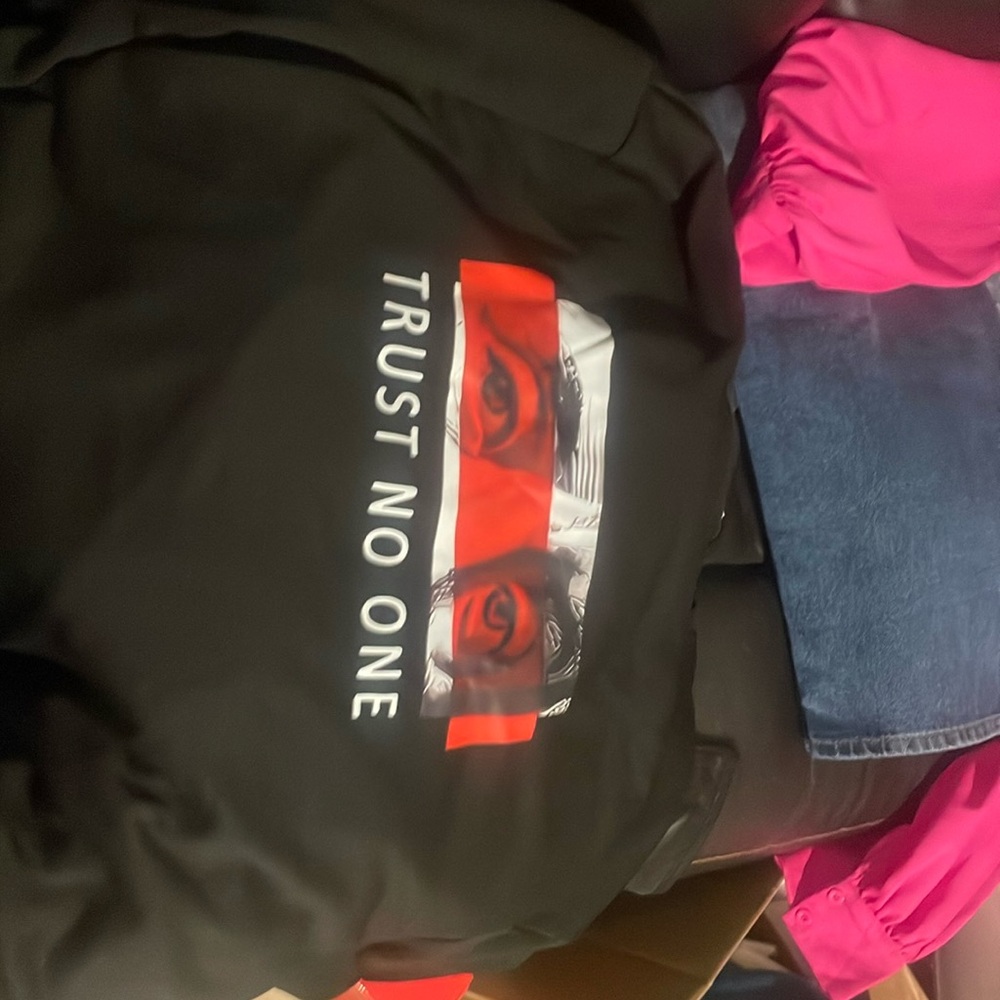 Trust no one sweatshirt very modern street wear